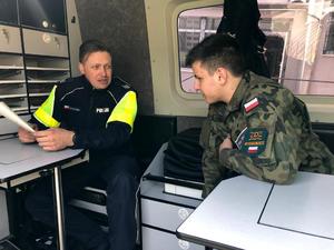 uczestnicy i policjanci podczas dni otwartych w szkole
