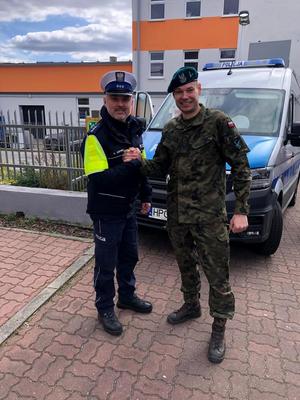 uczestnicy i policjanci podczas dni otwartych w szkole