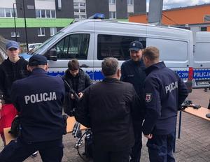 uczestnicy i policjanci podczas dni otwartych w szkole