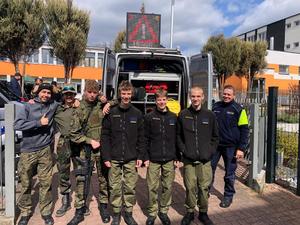 uczestnicy i policjanci podczas dni otwartych w szkole