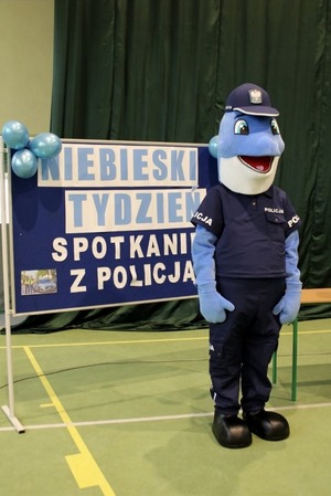 Policjanci oraz uczniowie podczas Niebieskiego Tygodnia.