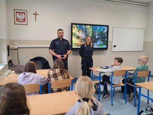 Policjanci oraz uczniowie podczas Niebieskiego Tygodnia.
