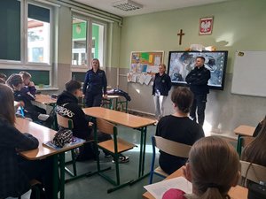 Policjanci oraz uczniowie podczas Niebieskiego Tygodnia.
