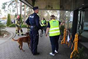 policjanci i inne służby podczas ćwiczeń