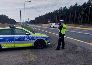 Policjanci ruchu drogowego podczas działań na drodze.