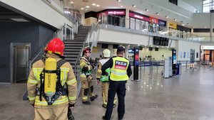 służby podczas ćwiczeń na lotnisku