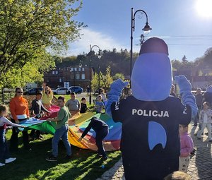 Polfinek wśród dzieci na festynie.