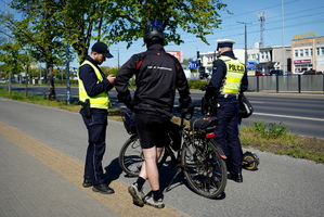 Policjanci w trakcie działań w ramach akcji &quot;Bezpieczny rowerzysta&quot;