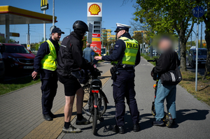 Policjanci w trakcie działań w ramach akcji &quot;Bezpieczny rowerzysta&quot;