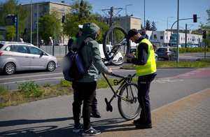 Policjanci w trakcie działań w ramach akcji &quot;Bezpieczny rowerzysta&quot;