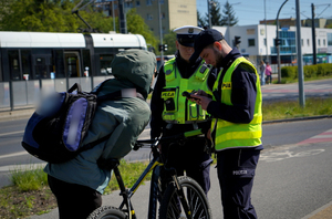 Policjanci w trakcie działań w ramach akcji &quot;Bezpieczny rowerzysta&quot;