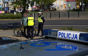 Policjanci w trakcie działań w ramach akcji &quot;Bezpieczny rowerzysta&quot;