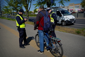 Policjanci w trakcie działań w ramach akcji &quot;Bezpieczny rowerzysta&quot;
