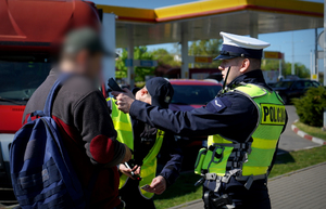 Policjanci w trakcie działań w ramach akcji &quot;Bezpieczny rowerzysta&quot;