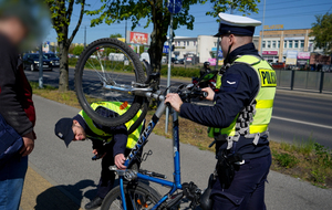 Policjanci w trakcie działań w ramach akcji &quot;Bezpieczny rowerzysta&quot;
