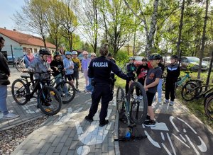 Policjanci podczas egzaminu na kartę rowerową.