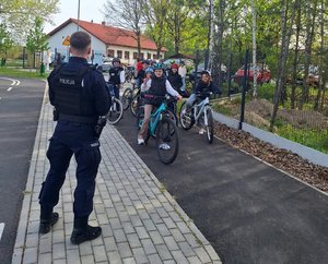 Policjanci podczas egzaminu na kartę rowerową.