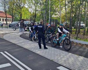 Policjanci podczas egzaminu na kartę rowerową.