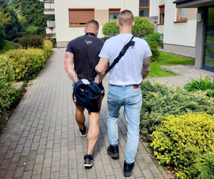 Policjant z osobą zatrzymaną