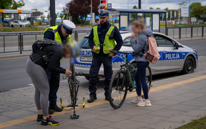 Policjanci ruchu drogowego podczas działań na drodze