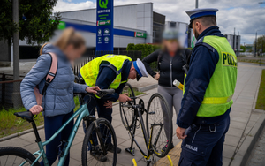 Policjanci ruchu drogowego podczas działań na drodze