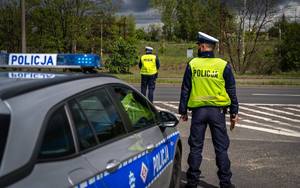 Policjanci ruchu drogowego na drodze
