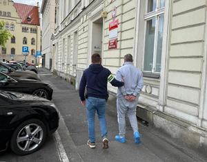 Zatrzymany prowadzony przez policjanta