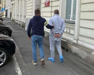 Zatrzymany prowadzony przez policjanta