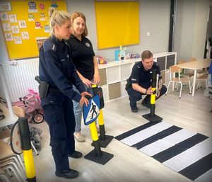 Policjanci w trakcie zajęć z dziećmi.