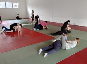 Policjanci i kobiety podczas ćwiczeń.