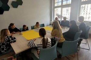 Policyjni profilaktycy oraz uczestnicy &quot;Dnia Rodziny&quot; podczas prelekcji.