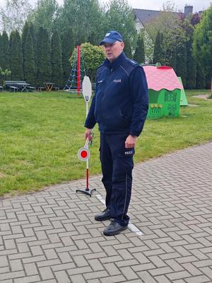 Dzielnicowy i uczniowie podczas egzaminu praktycznego na kartę rowerową.