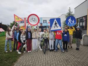 Dzielnicowy i uczniowie podczas egzaminu praktycznego na kartę rowerową.