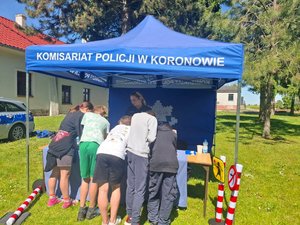 uczniowie i policjanci podczas przedsięwzięcia