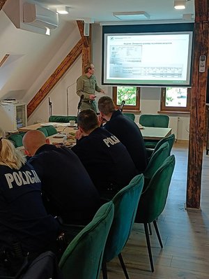 Policjanci i leśnicy podczas szkolenia.