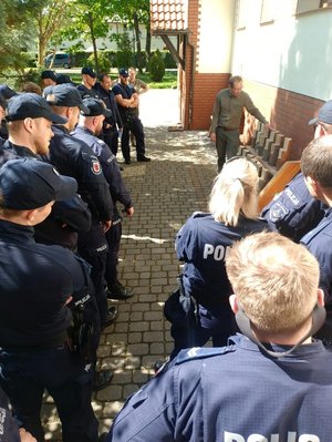 Policjanci i leśnicy podczas szkolenia.