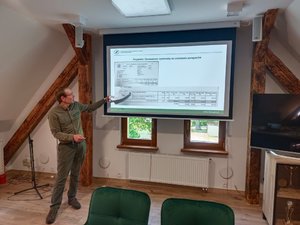 Policjanci i leśnicy podczas szkolenia.