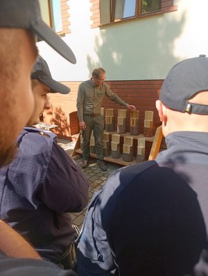 Policjanci i leśnicy podczas szkolenia.