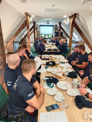 Policjanci i leśnicy podczas szkolenia.