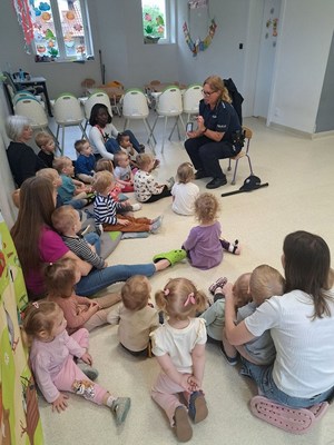 Policjantka, dzieci i ich opiekunki podczas spotkania.