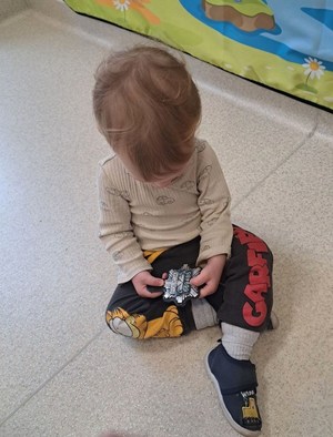 Policjantka, dzieci i ich opiekunki podczas spotkania.
