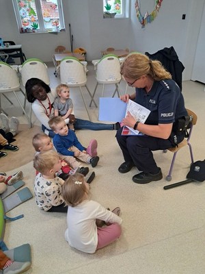 Policjantka, dzieci i ich opiekunki podczas spotkania.