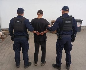 Policji prowadzą zatrzymanego.