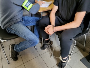 Policjant i zatrzymany podczas czynności.