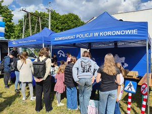 Policjantka wraz z Polfinkiem podczas festynu z okazji Dnia Dziecka.