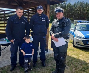 Policjanci podczas pikniku rodzinnego.