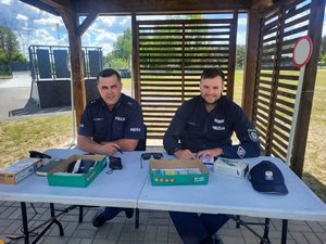 Policjanci podczas pikniku rodzinnego.