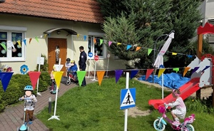 Policjanci i dzieci podczas spotkania.