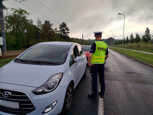 Policjanci podczas badania stanu trzeźwości kierowców.
