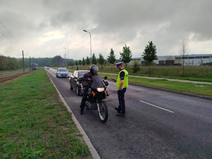Policjanci podczas badania stanu trzeźwości kierowców.